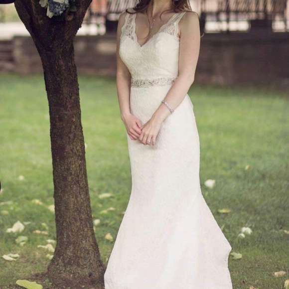 Wedding Dress with veil - Picture 2 of 7